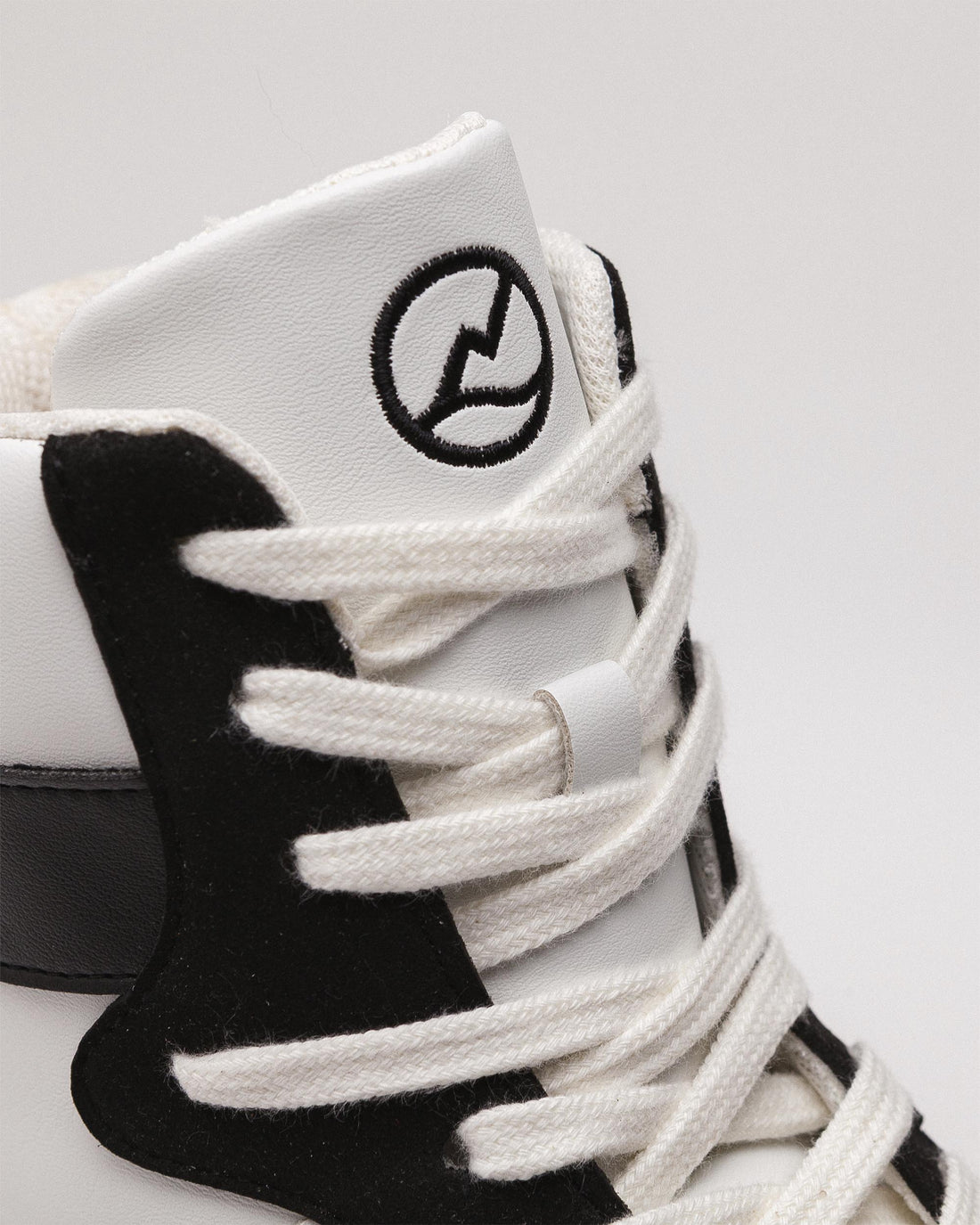 Hygge/22 High Top White Carbon